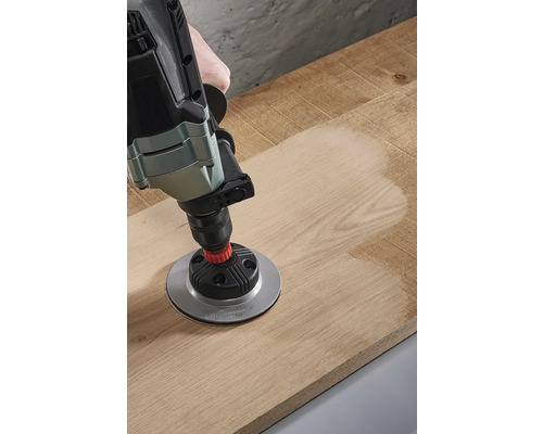 Mașină de găurit cu atașament de șlefuire pe lemn