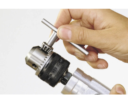 Mandrina burghiului este strânsă cu o cheie de mandrină.