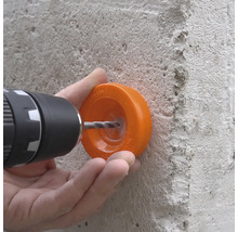 Găurire în beton cu un burghiu și cu o protecție pentru burghiu