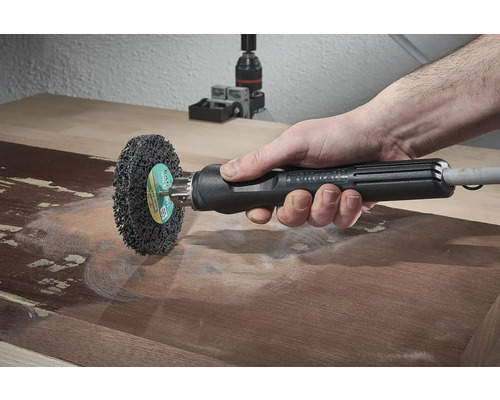 Accesoriu perie de sârmă cu pâslă abrazivă pentru mașină de găurit în timpul prelucrării lemnului.