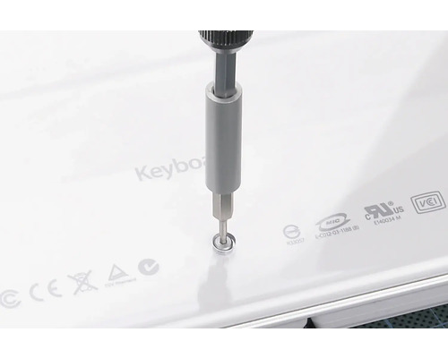 Șurubelniță care strânge un șurub într-un dispozitiv electronic