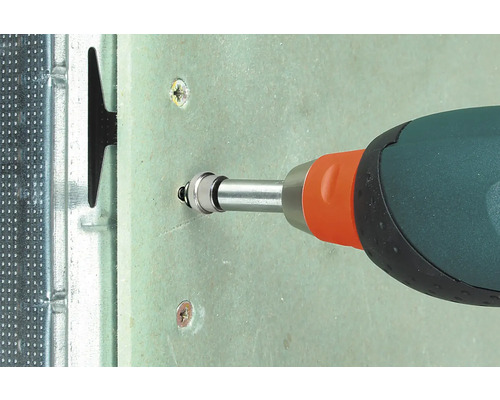 Prim-plan cu o șurubelniță care înșurubează un șurub într-o placă de gips-carton fixată pe un cadru metalic.