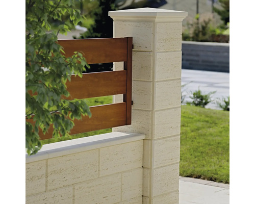 Stâlp de gard din piatră cu element de gard din lemn