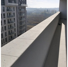 Vedere de pe un balcon cu vedere la un peisaj urban