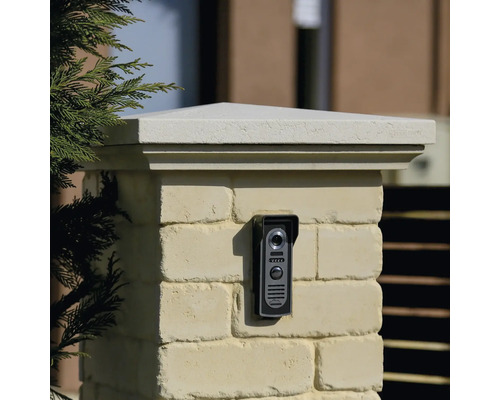 Interfon pe un stâlp zidit