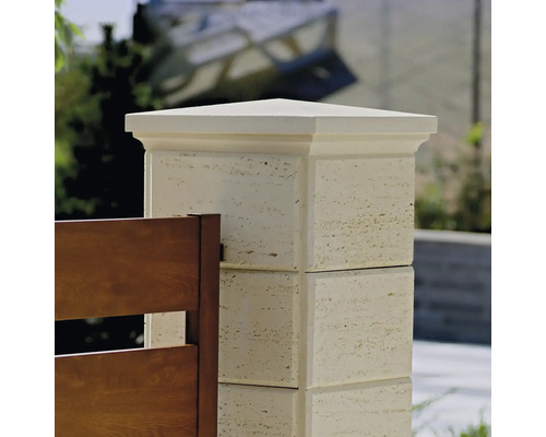 Stâlp de poartă din piatră deschisă cu poartă din lemn