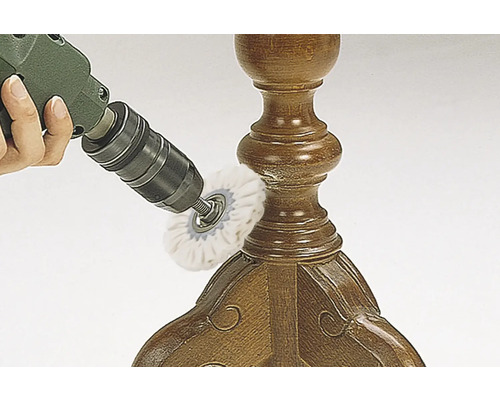 Mașină de găurit cu accesoriu de lustruire prelucrând o suprafață din lemn