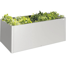 Jardineră înaltă din metal cu salată verde