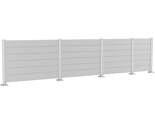 Gard de confidențialitate cu panouri orizontale și stâlpi argintii
