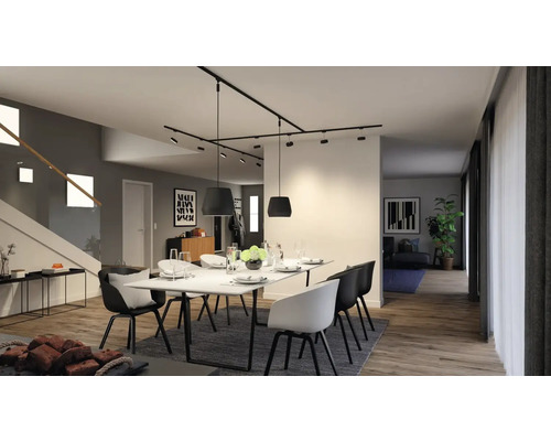 Sufragerie cu masă, scaune și iluminat pe șină