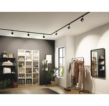 Dressing modern cu sistem de șine, rafturi, suport pentru haine și oglindă pentru depozitare organizată.