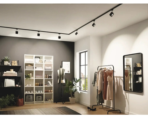 Dressing modern cu sistem de șine, rafturi, suport pentru haine și oglindă pentru depozitare organizată.