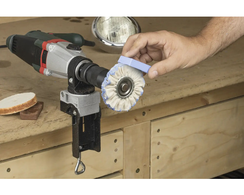 Mașină de lustruit cu accesoriu de lustruire este acoperită cu pastă de lustruit.