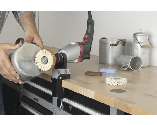 O stație de lustruire este utilizată pentru a lustrui un vas.