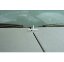 Spațiu între plăci cu distanțier cruce