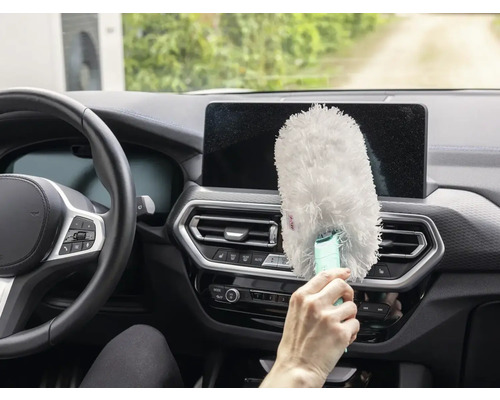 Interiorul unei mașini cu un pămătuf de praf de mână