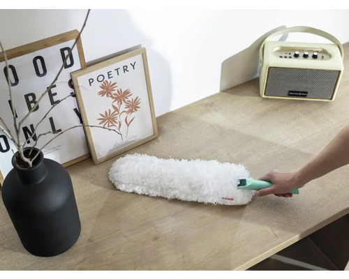 Pămătuf de praf folosit pe o suprafață de masă