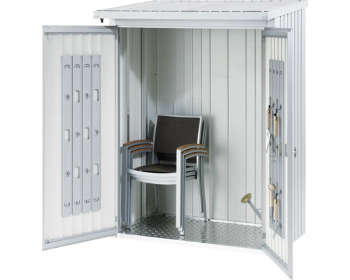 Dulap de grădină deschis cu scaune de grădină și unelte de grădinărit