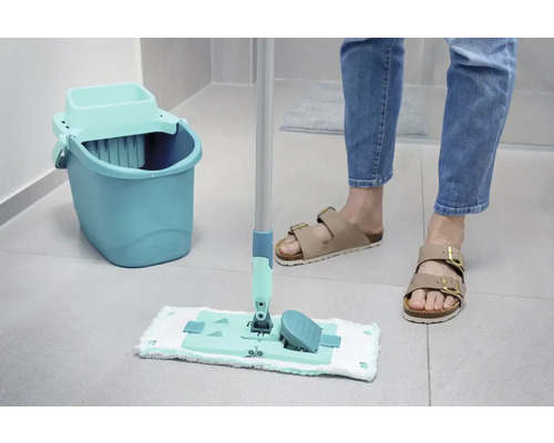 Scenă de curățare cu mop, găleată și o persoană în sandale