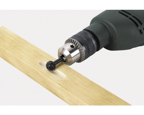 Mașină de găurit cu freză sferică în timpul prelucrării unei bucăți de lemn