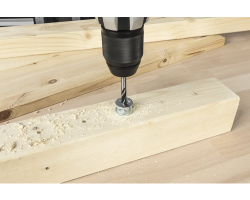 Mașină de găurit cu acumulator care dă o gaură într-o scândură de lemn