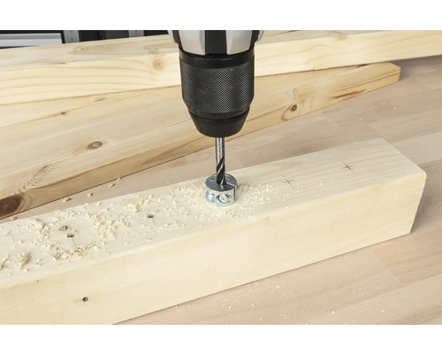 Mașină de găurit care face o gaură într-o scândură de lemn cu opritor de adâncime