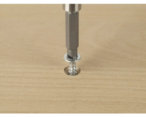 Șurub cu șaibă înșurubat în lemn cu o șurubelniță