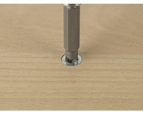 Șurub înșurubat în lemn cu o șurubelniță