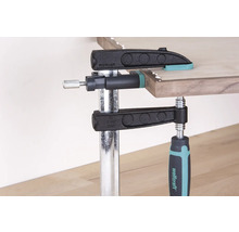 Cleștele cu șuruburi Wolfcraft fixează două plăci de lemn în timpul lipirii