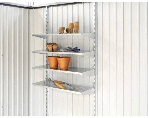 Sistem de rafturi cu articole de grădinărit pe un perete alb