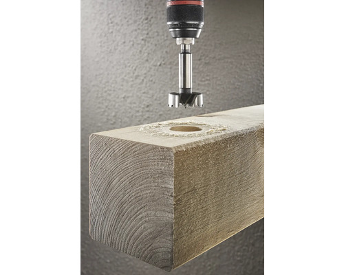 Burghiu Forstner găurind o gaură într-o scândură de lemn