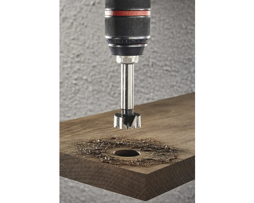 Burghiu Forstner găurește o scândură de lemn