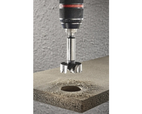 Burghiu Forstner care execută o gaură într-o bucată de lemn