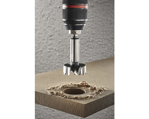 Burghiu Forstner care execută o gaură într-o scândură de lemn