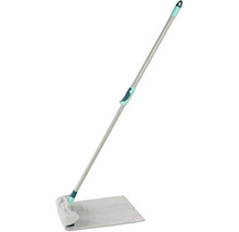 Mop cu mâner telescopic și cap dreptunghiular.