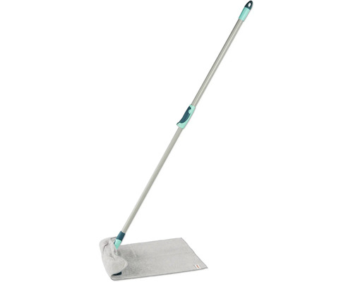 Mop cu mâner telescopic și cap dreptunghiular.