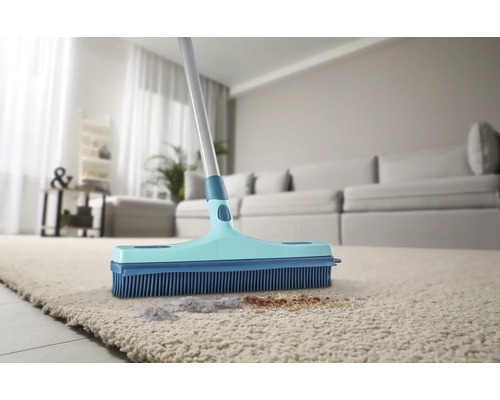 Perie cu peri de cauciuc pe un covor cu murdărie