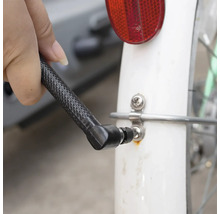 Pompă de bicicletă pe o supapă de anvelopă de bicicletă.