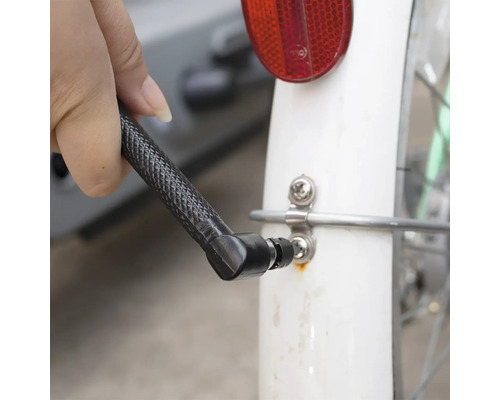 Pompă de bicicletă pe o supapă de anvelopă de bicicletă.