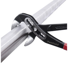 Clește pentru pompe de apă Pattfield pe o țeavă