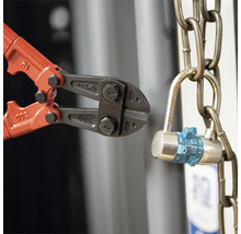 Cutter de bolțuri taie o încuietoare cu combinație pe un lanț