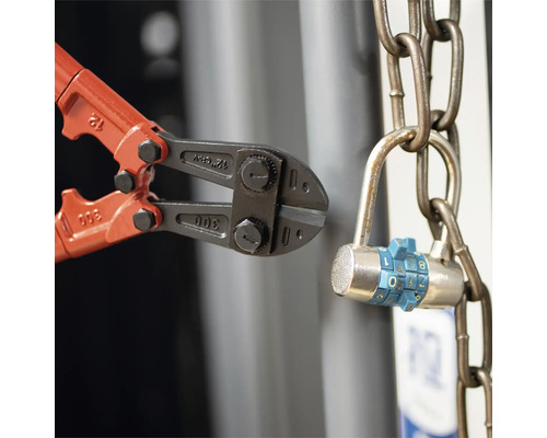 Cutter de bolțuri taie o încuietoare cu combinație pe un lanț