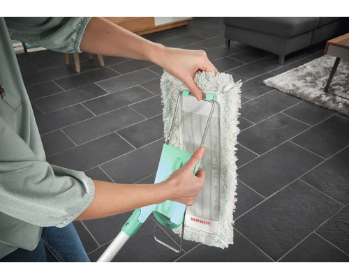 O persoană schimbă husa unui mop Leifheit.