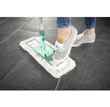 Sistem de mop plat cu piciorul pe suprafața de curățare pe o podea de gresie