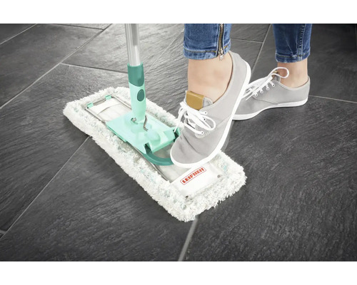 Sistem de mop plat cu piciorul pe suprafața de curățare pe o podea de gresie