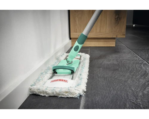 Mop Leifheit cu husă pe podea cu gresie