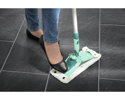 Femeie folosind mop pe gresie