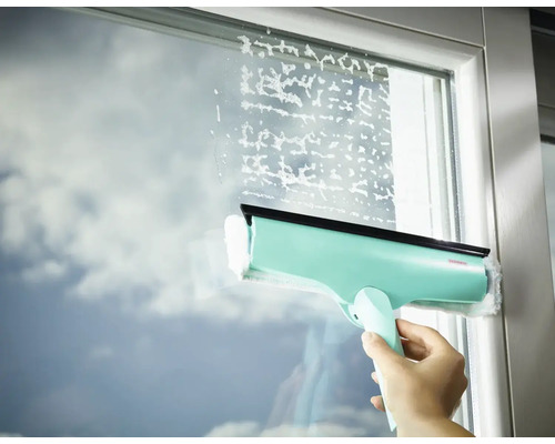 Curățare geamuri cu racletă pentru geamuri