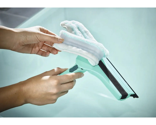 Racletă de geam cu husă din microfibră detașabilă în mâini