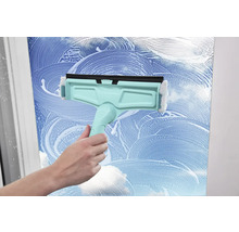 Curățător de ferestre în acțiune pe o suprafață de sticlă